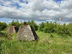 ruiny základů věže a nová věž vysílače