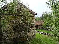 Areál mlýna (v zeleni viditelný mlynářský znak na fasádě)