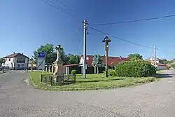 Červeněves - křížek a zvonička na návsi.JPG