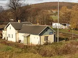 Původní budova zastávky Česká (vzadu novodobý přístřešek u současné trati do Tišnova)