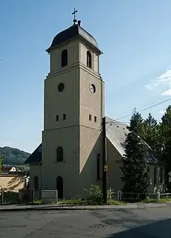 Průčelí kostela s věží