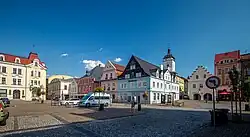 Severní strana Náměstí Míru s věží kostela sv. Jakuba Staršího