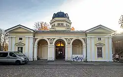 Hřbitovní brána, pohled zevnitř areálu