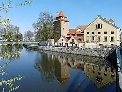 Hradební věž Železná panna z protějšího břehu řeky Malše