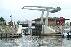 Sklopný silniční most nad vjezdem do přístavu České Vrbné