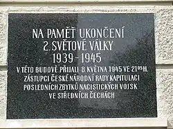 pamětní deska na fasádě školy připomínající německou kapitulaci