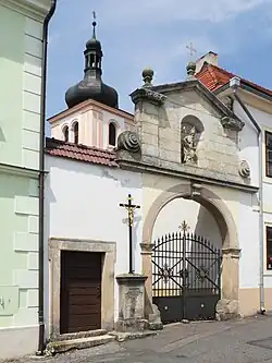 Brána se vstupem do areálu kostela Seslání Ducha Svatého v Českém Dubu