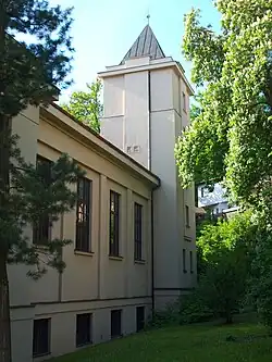 Čtyřboká zděná věž, na kterou přímo navazuje zděný objekt kostela.