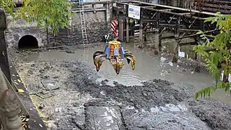 Čištění zdymadla u Janáčkova nábřeží