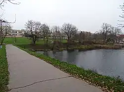 park s rybníkem v místech tvrze