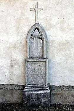 Náhrobek u zdi márnice