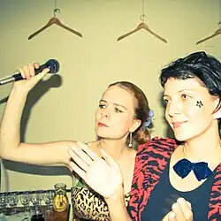 Se Zuzanou Fuksovou (vlevo) v parodickém dívčím duu Čokovoko (2007)