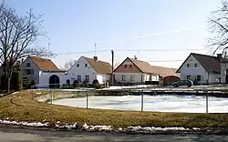 Domy na jižní straně návsi