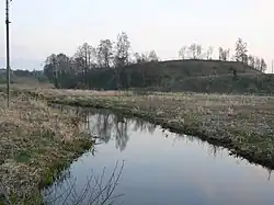 Įpiltis u hradiště Įpilties piliakalnis, severně od městysu Senoji Įpiltis