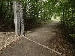 Obelisk jižně od rybníka vyznačující průběh 50. rovnoběžky