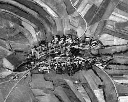 Letecký snímek vesnice z 50. let 20. století