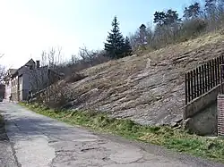 Placatá skála při pohledu z Mládkovy ulice