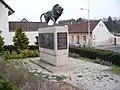 Náměstí U Lva s památníkem věnovaným občanům Řeporyj, kteří zahynuli ve 2. sv. válce