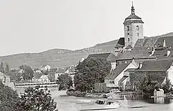 Pohled na Otavu ve Strakonicích v roce 1890, v pozadí řetězový most