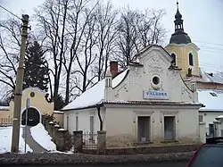 usedlost U Valšubů s věží kostela