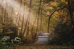 Socha spícího lva v parku v obci Pokój