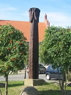 čtyřhlavý idol nalezený v polském Wolinu je považován za zpodobnění slovanského Svantovíta. Na obrázku novodobá kopie původního idolu