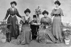 Adile Sultan (první zleva) se sestrami