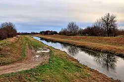 Šúrsky kanál za obcí Ivanka pri Dunaji. Pohled ve směru toku na jihovýchod.