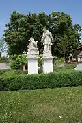 Sousoší sv. Jana Nepomuckého s prosebnicí u kostela