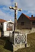 Výklenková kaple a kříž ve vsi