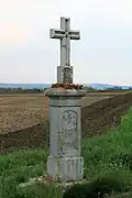 Kříž na křižovatce východně od obce