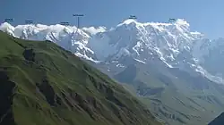 Jižní pohled na Pik Šota Rustaveli a Šcharu (vpravo)