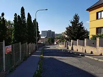 Pohled na Šestajovickou od ulice V Chaloupkách severním směrem