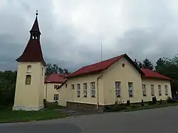 Střed obce se zvonicí a obecním úřadem