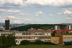 Pohled na Šibeník od severozápadu, v popředí střední zdravotnická škola