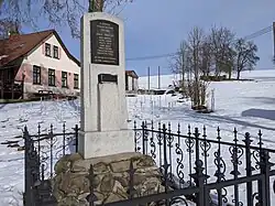 pomník padlým na návsi