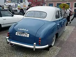 pohled na záď sedanu Škoda 1200 v modrobílé kombinaci laku.