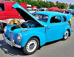 Modrá Škoda 1101 tudor s otevřenou kapotou.