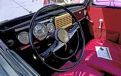 Palubní deska Škody 1102 posledních sérií s dvouramenným volantem a kruhovými přístroji. Zcela vpravo u spolujezdce je výklopný popelník.