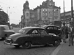 černobílá fotografie zaparkovaného automobilu Škoda 1200 pražské taxislužby.