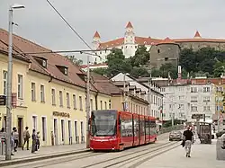 Bratislavská tramvaj Škoda 29T v Kapucínské ulici