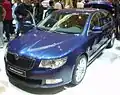 Škoda Superb s pátými dveřmi otevřenými jako klasický tříprostorový sedan