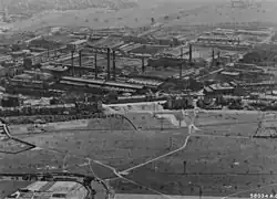 Rozsáhlý zbrojní závod Škoda v Plzni v západních Čechách. Když Američané vstoupili do Plzně, Němci odklízeli trosky ve Škodových závodech a jejich okolí. (červenec 1945)