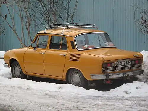 Škoda 100 L se samolepkou řidiče začátečníka