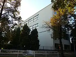 Částečně přístupné budovy základní školy