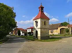 Kaplička se zvoničkou na návsi