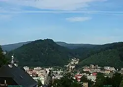 Vlastní vrchol Špičáku je vpravo. Vlevo za ním je patrný vrchol Červeného vrchu.