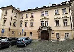 Uliční fasáda paláce ve Šporkově ulici