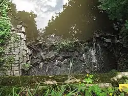 U hráze bývalého Štítarského rybníka, dnes u můstku v Aleji starobylých lip