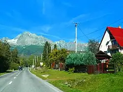 Hlavní silnice, v pozadí vrcholy Vysokých Tater